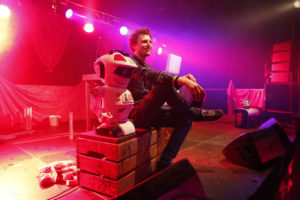 Mit dem Roboter Emiglio