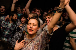 Innig mitgesungen wird auch