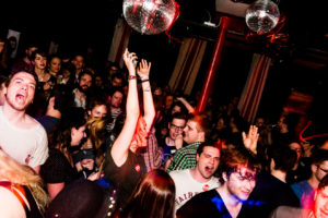 Wild und hemmungslos tanzen