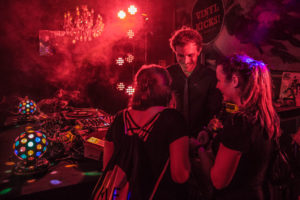 Stempelkarte wird abgestempelt