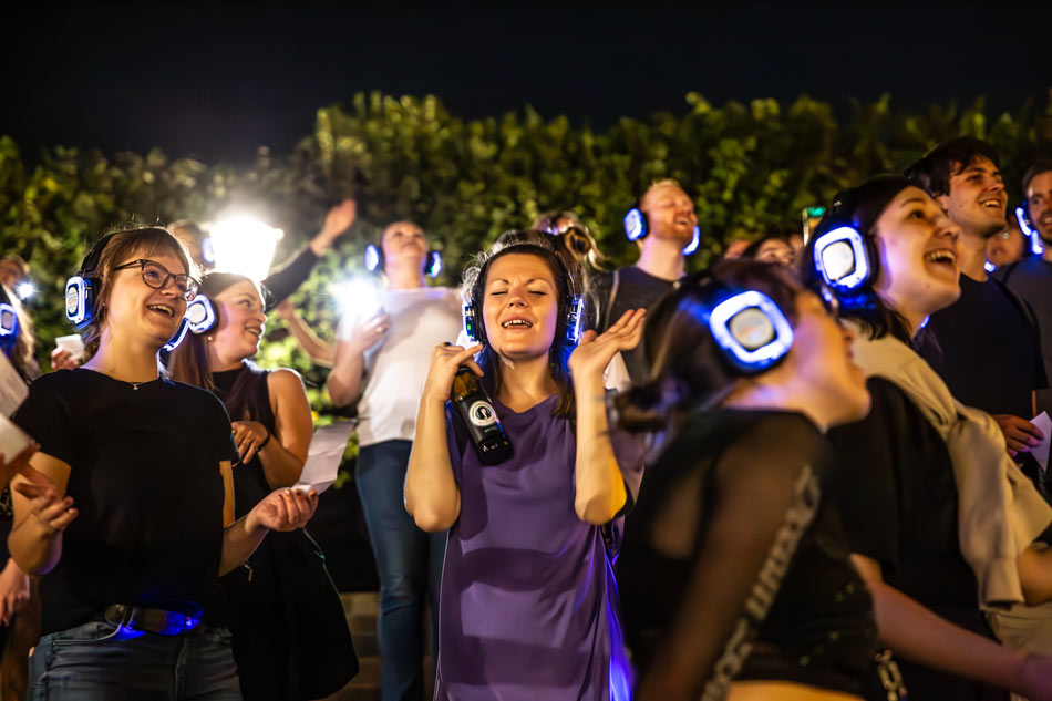 Singen bei der Silent Disco Party in Dresden